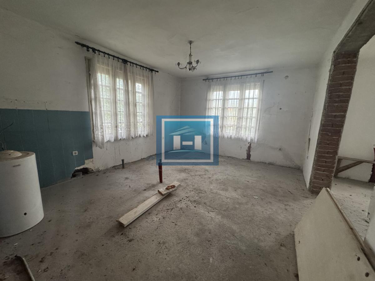 DVE KUĆE SA POMOĆNIM OBJEKTIMA NA 30.48a