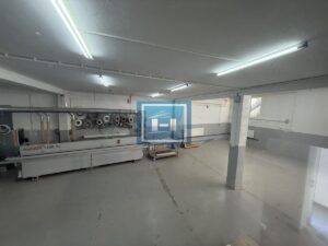 IZDAJE SE HALA SA KANCELARIJAMA STANOM I DIREKTORSKOM KANCELARIJOM U INDUSTRIJSKOJ ZONI
