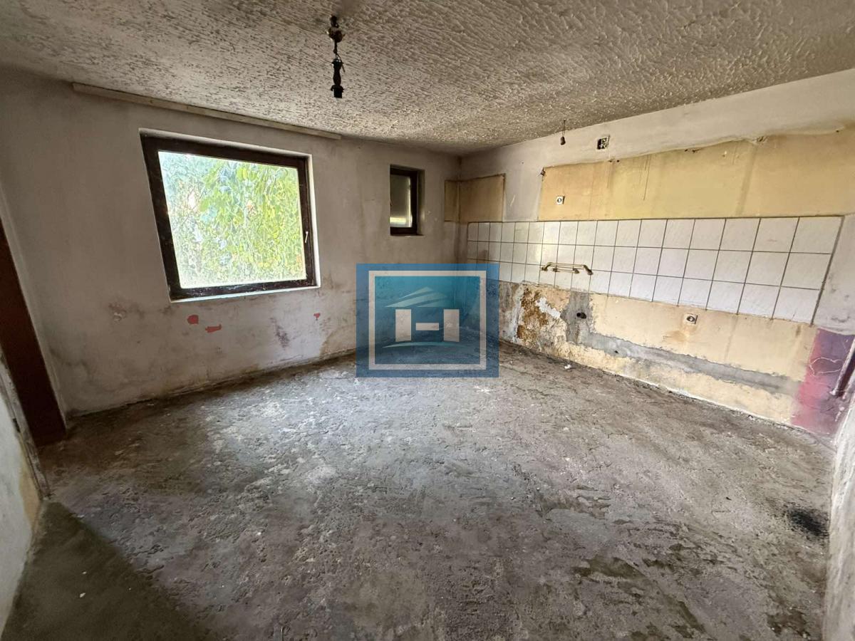Kuća 170 m² sa podrumom i garažom – plac 4,63 ara