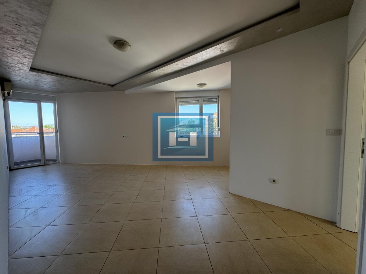 Prostran stan 70 m² sa tri spavaće sobe – Centar Ćuprije