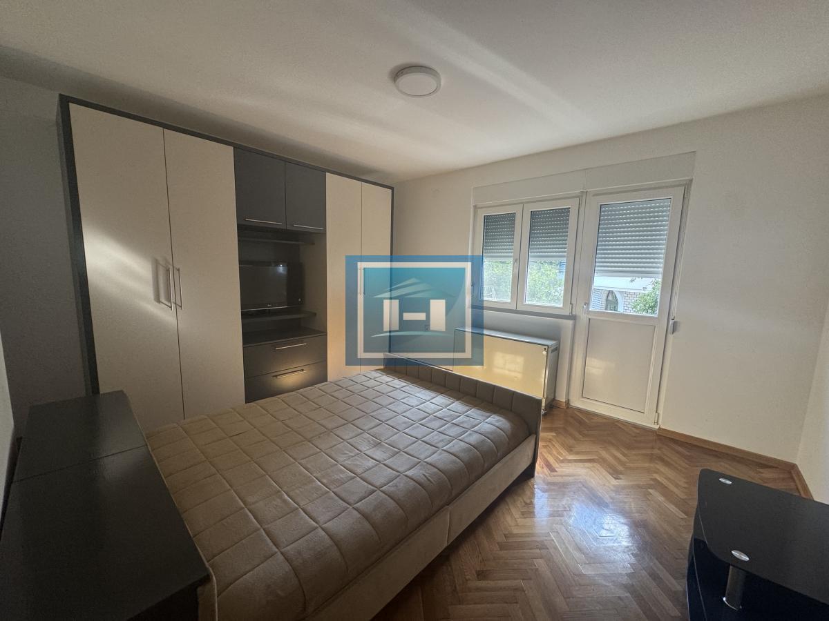 Renoviran dvosoban stan u prizemlju