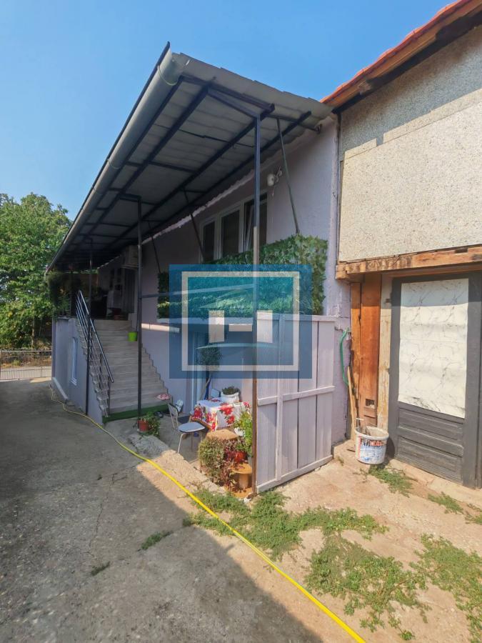 Kuća sa tri zasebne stambene jedinice