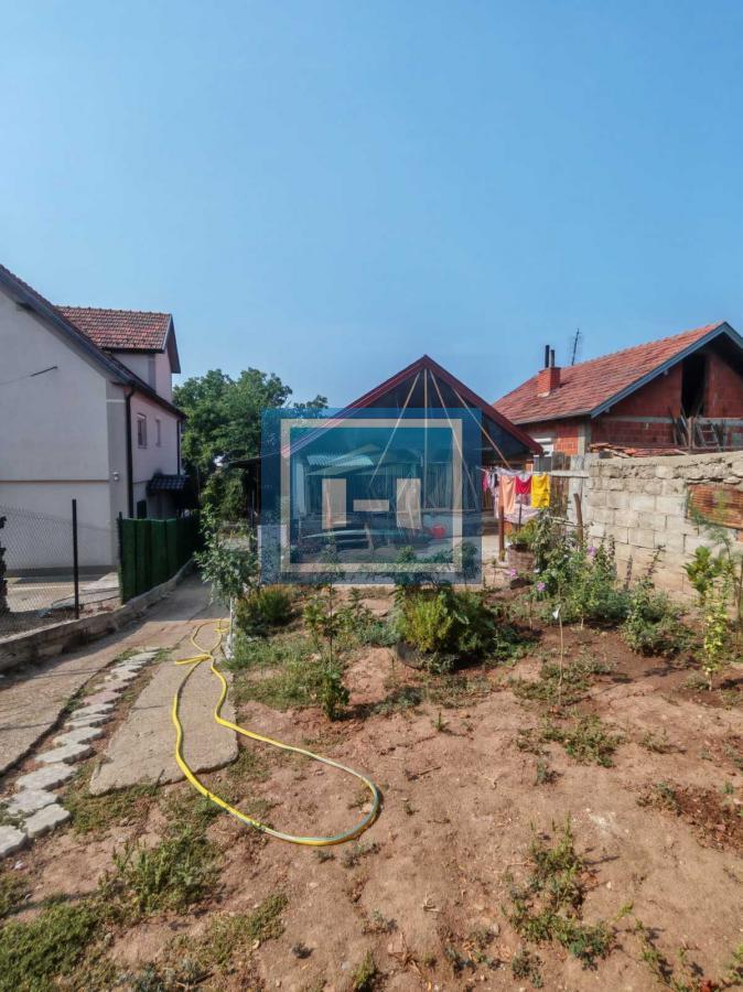 Kuća sa tri zasebne stambene jedinice