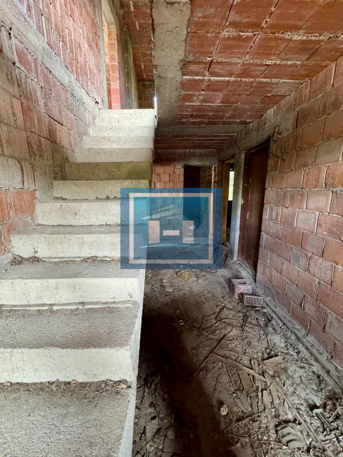INVESTICIONA PRILIKA – KUĆA U IZGRADNJI SA ULAZOM SA OBE STRANE ULICE!