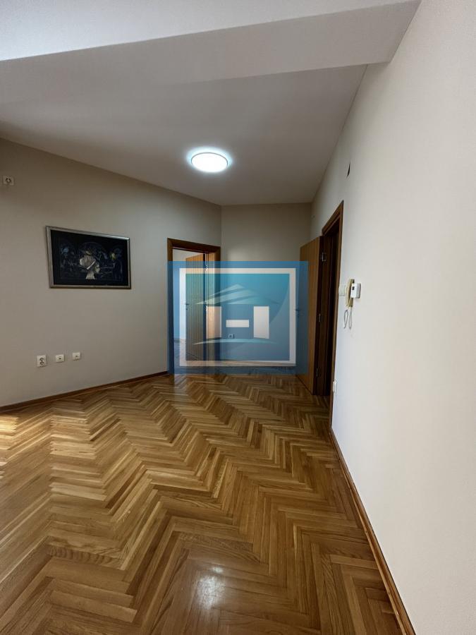 Luksuzan dvosoban stan u centru – idealan za život i poslovni prostor
