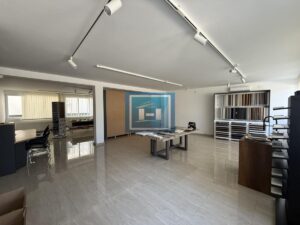 IZDAJE SE HALA SA KANCELARIJAMA STANOM I DIREKTORSKOM KANCELARIJOM U INDUSTRIJSKOJ ZONI