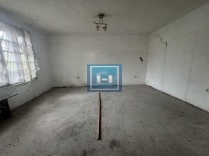 DVE KUĆE SA POMOĆNIM OBJEKTIMA NA 30.48a