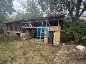DVE KUĆE SA POMOĆNIM OBJEKTIMA NA 30.48a