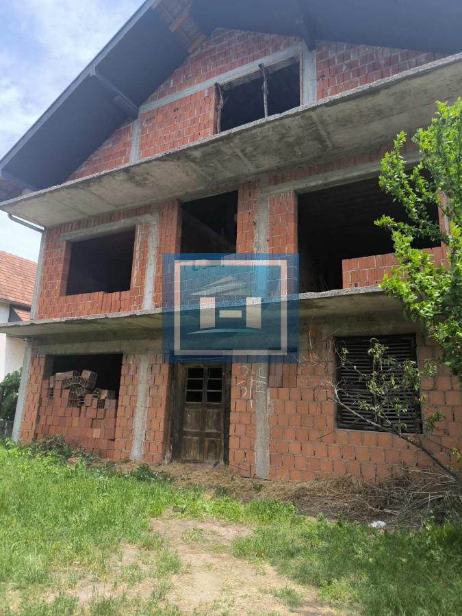 INVESTICIONA PRILIKA – KUĆA U IZGRADNJI SA ULAZOM SA OBE STRANE ULICE!