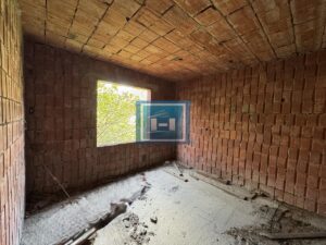 INVESTICIONA PRILIKA – KUĆA U IZGRADNJI SA ULAZOM SA OBE STRANE ULICE!