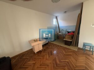 Izdaje se prostrana kuća površine 300 m² sa dvorištem u Ćupriji