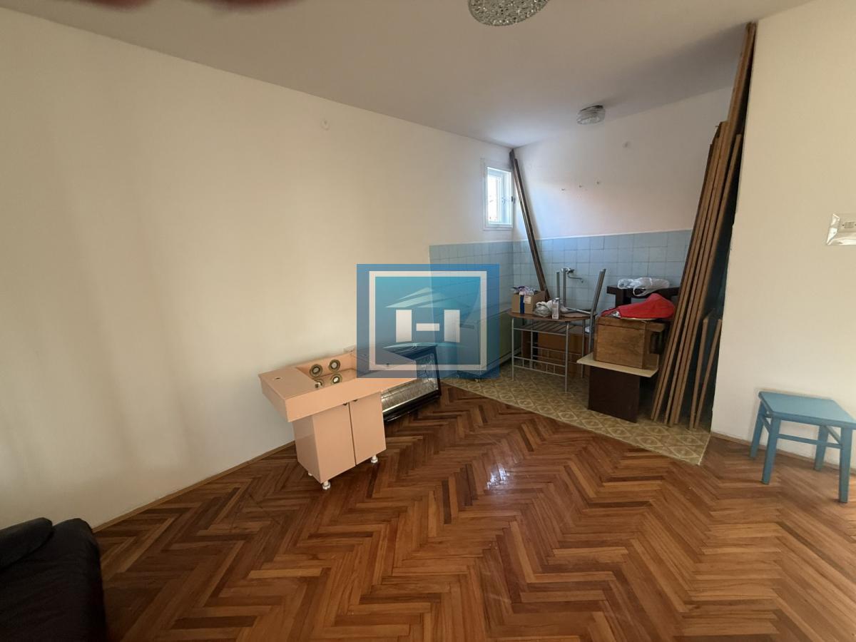 Izdaje se prostrana kuća površine 300 m² sa dvorištem u Ćupriji