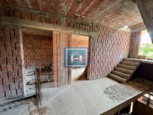INVESTICIONA PRILIKA – KUĆA U IZGRADNJI SA ULAZOM SA OBE STRANE ULICE!