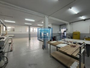 IZDAJE SE HALA SA KANCELARIJAMA STANOM I DIREKTORSKOM KANCELARIJOM U INDUSTRIJSKOJ ZONI