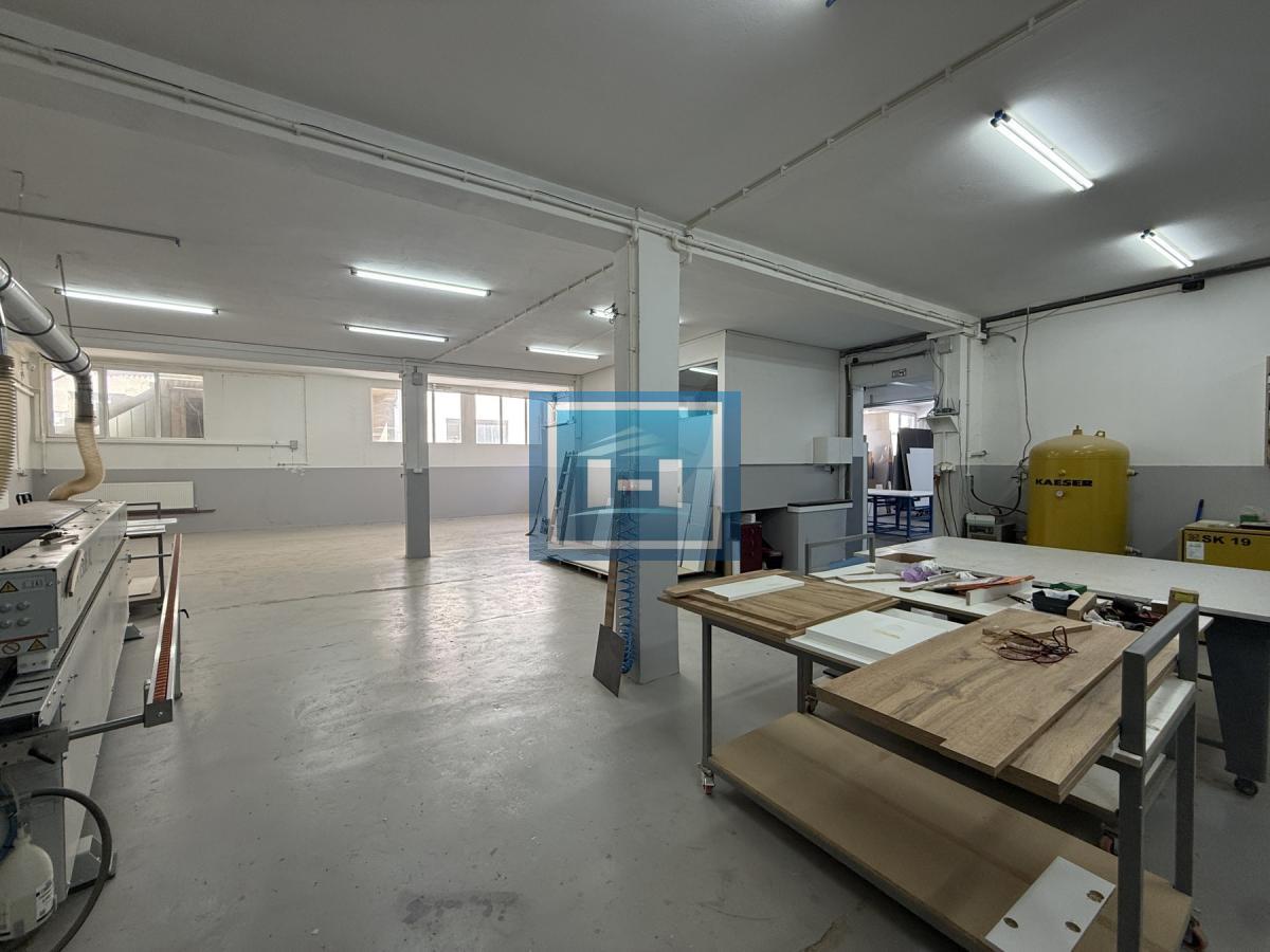 IZDAJE SE HALA SA KANCELARIJAMA STANOM I DIREKTORSKOM KANCELARIJOM U INDUSTRIJSKOJ ZONI