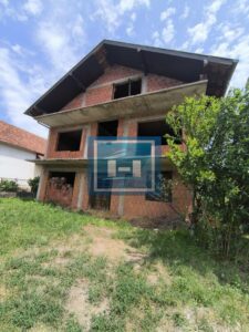 INVESTICIONA PRILIKA – KUĆA U IZGRADNJI SA ULAZOM SA OBE STRANE ULICE!