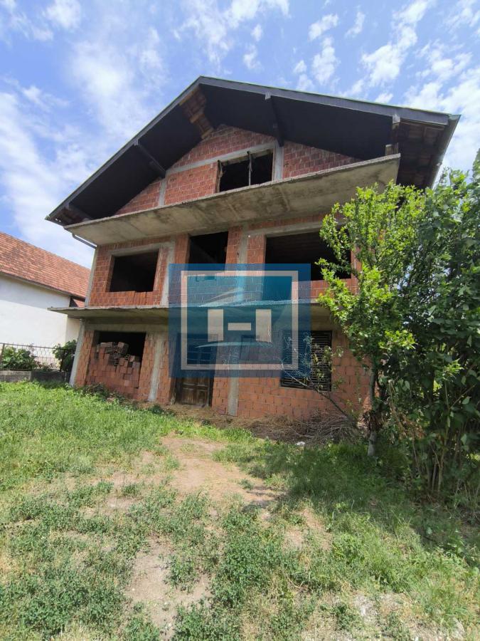 INVESTICIONA PRILIKA – KUĆA U IZGRADNJI SA ULAZOM SA OBE STRANE ULICE!