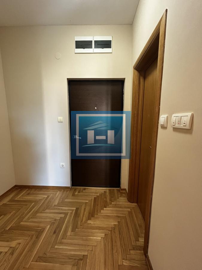 Luksuzan dvosoban stan u centru – idealan za život i poslovni prostor