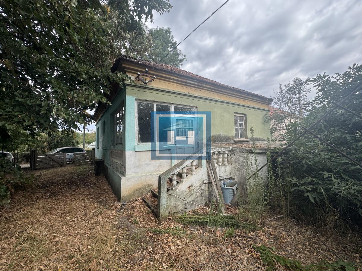 DVE KUĆE SA POMOĆNIM OBJEKTIMA NA 30.48a