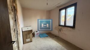 Ozakonjena kuća na 4km od grada-5,61a placa i dva pomoćna objekta