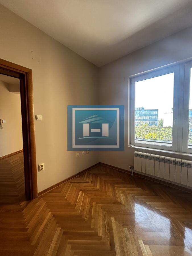 Luksuzan dvosoban stan u centru – idealan za život i poslovni prostor