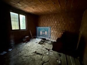 INVESTICIONA PRILIKA – KUĆA U IZGRADNJI SA ULAZOM SA OBE STRANE ULICE!