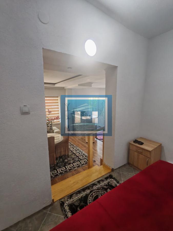 Kuća sa tri zasebne stambene jedinice