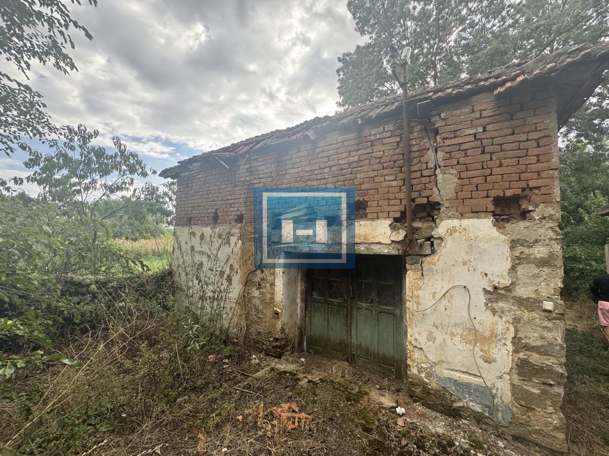 DVE KUĆE SA POMOĆNIM OBJEKTIMA NA 30.48a