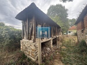 DVE KUĆE SA POMOĆNIM OBJEKTIMA NA 30.48a
