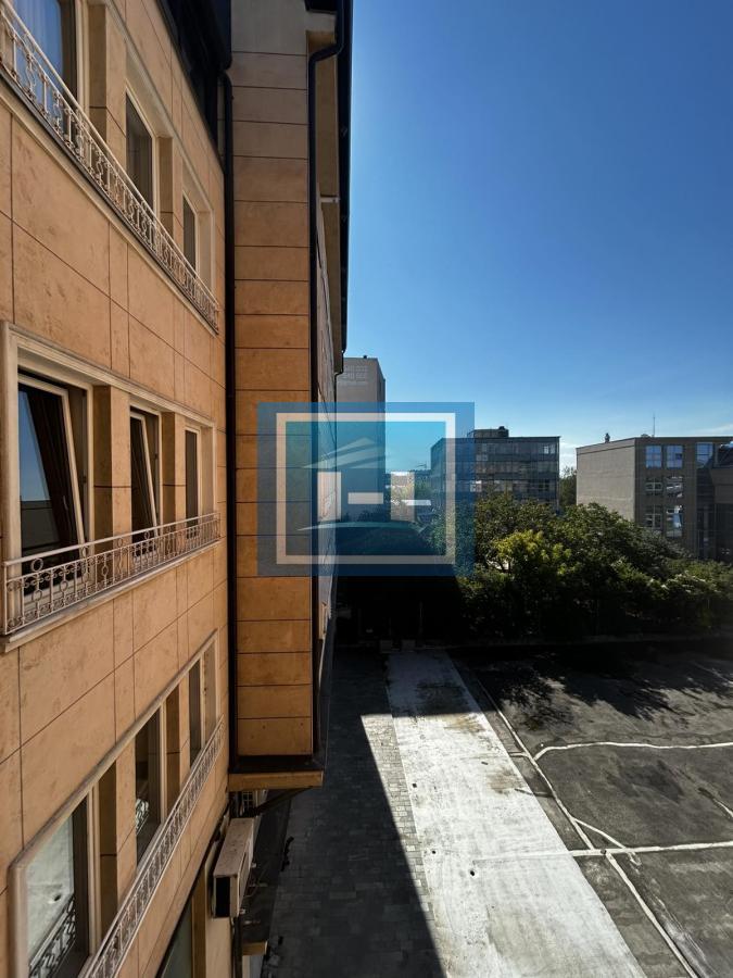 Luksuzan dvosoban stan u centru – idealan za život i poslovni prostor