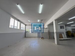 IZDAJE SE HALA SA KANCELARIJAMA STANOM I DIREKTORSKOM KANCELARIJOM U INDUSTRIJSKOJ ZONI