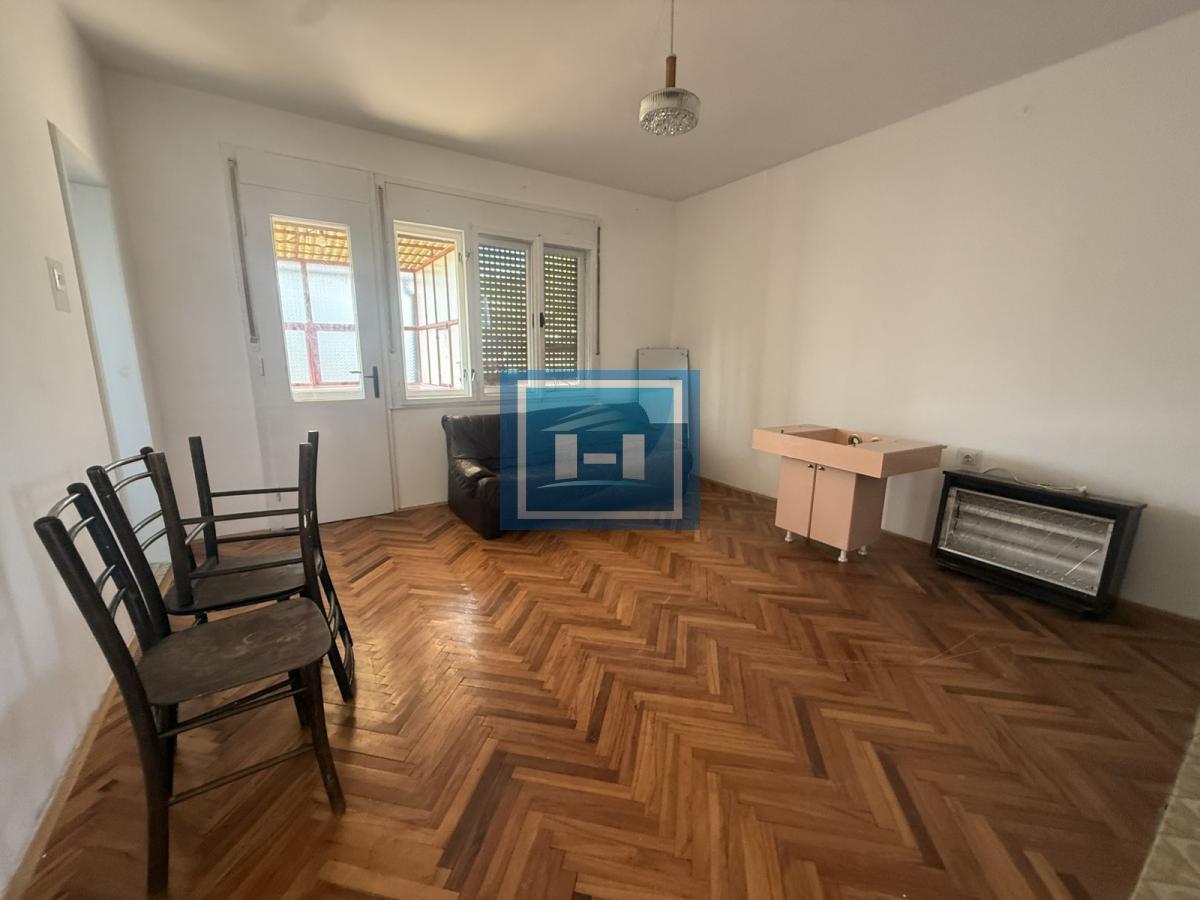 Izdaje se prostrana kuća površine 300 m² sa dvorištem u Ćupriji