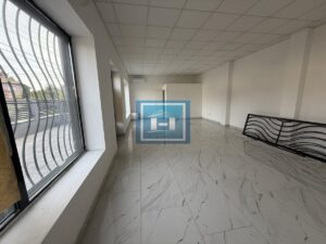 IZDAVANJE LOKALA 56 m² SA DVORIŠTEM OD 46 m² – KOMPLETNO RENOVIRAN