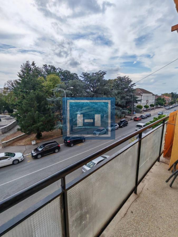 PRELEP, POTPUNO RENOVIRAN STAN U SAMOM CENTRU GRADA – POGLED NA TRG!