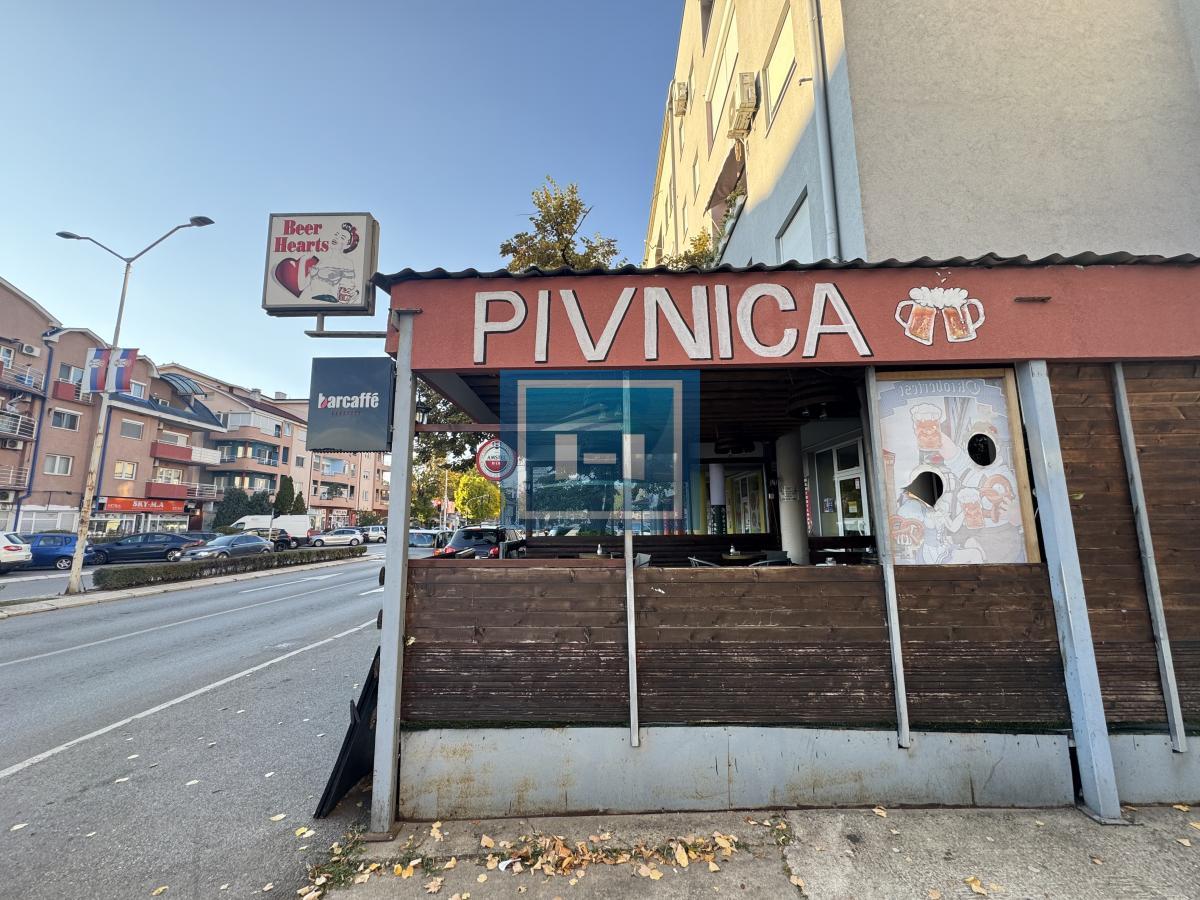Razrađen lokal 42m2 sa baštom od 23m2