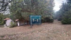 Crni Vrh – Prostrana parcela od 88,91 ari sa postojećim objektima i solarnim panelima