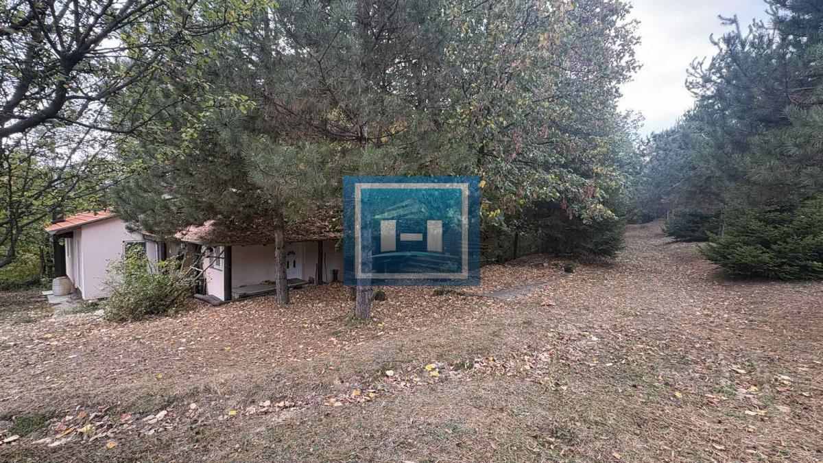 Crni Vrh – Prostrana parcela od 88,91 ari sa postojećim objektima i solarnim panelima