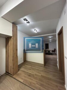Izdajemo potpuno renoviran stan u kući, sa odvojenom spavaćom sobom – Gložđak, Paraćin