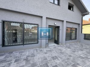 IZDAVANJE LOKALA 56 m² SA DVORIŠTEM OD 46 m² – KOMPLETNO RENOVIRAN