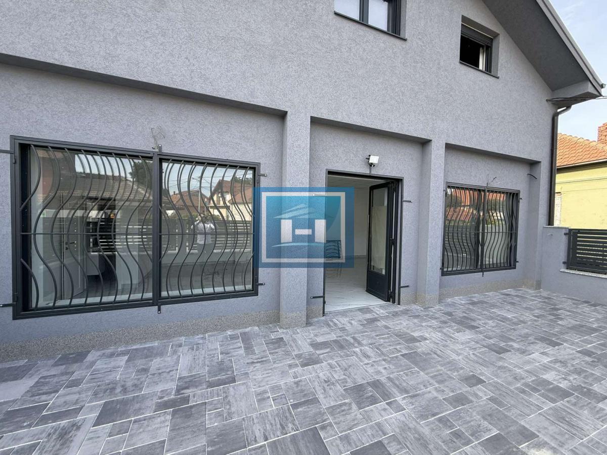 IZDAVANJE LOKALA 56 m² SA DVORIŠTEM OD 46 m² – KOMPLETNO RENOVIRAN
