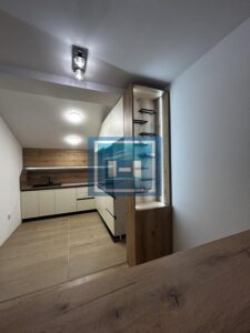 Izdajemo potpuno renoviran stan u kući, sa odvojenom spavaćom sobom – Gložđak, Paraćin