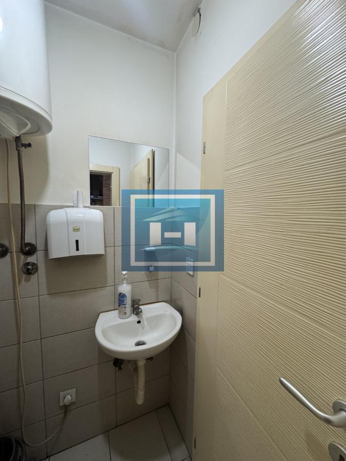 Razrađen lokal 42m2 sa baštom od 23m2