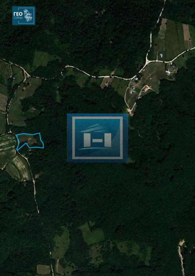 CRNI VRH – Prostrana parcela od 88,91 ari sa postojećim objektima i solarnim panelima