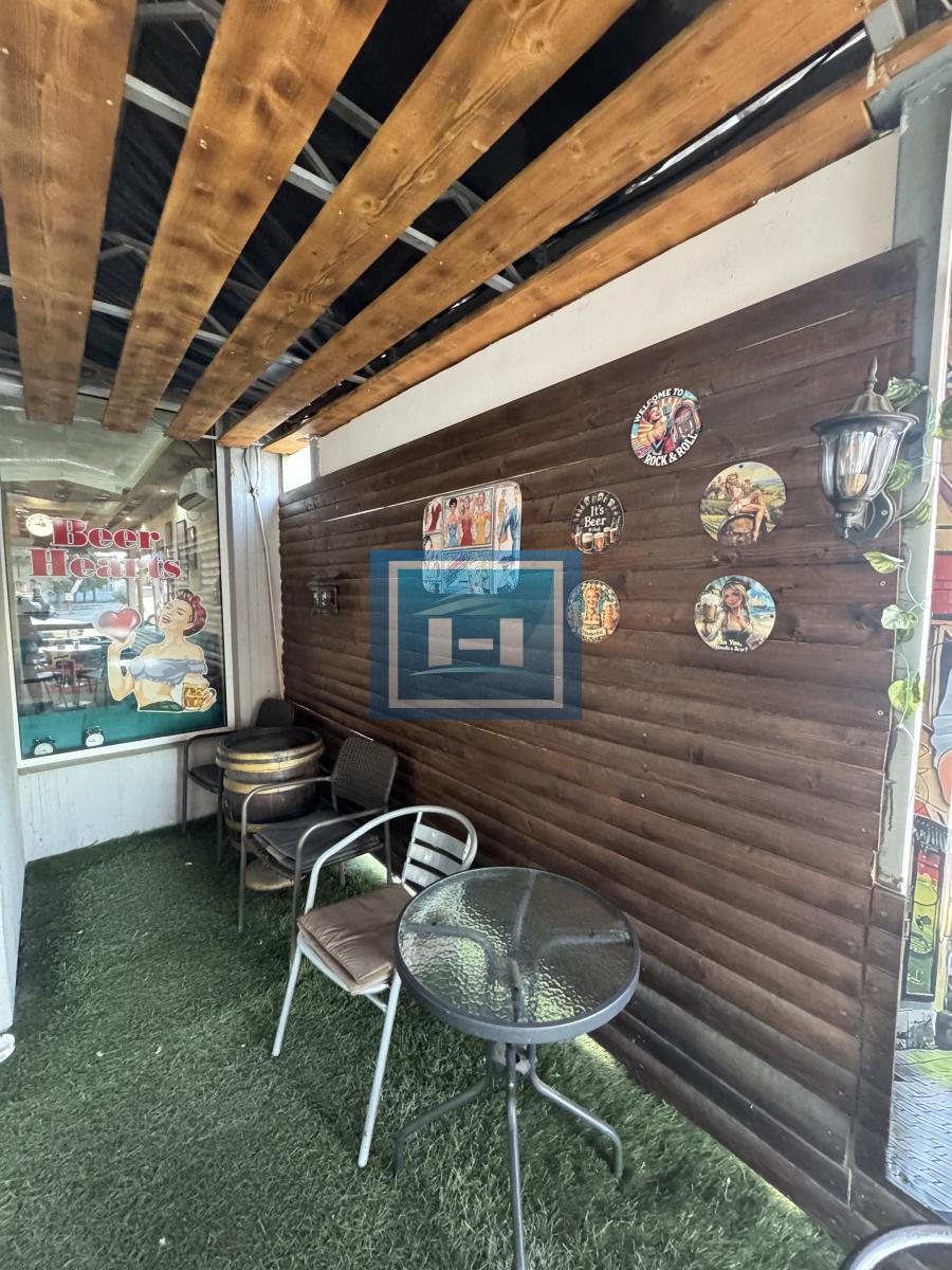 Razrađen lokal 42m2 sa baštom od 23m2