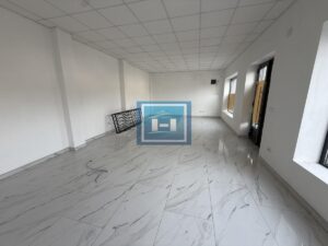 IZDAVANJE LOKALA 56 m² SA DVORIŠTEM OD 46 m² – KOMPLETNO RENOVIRAN