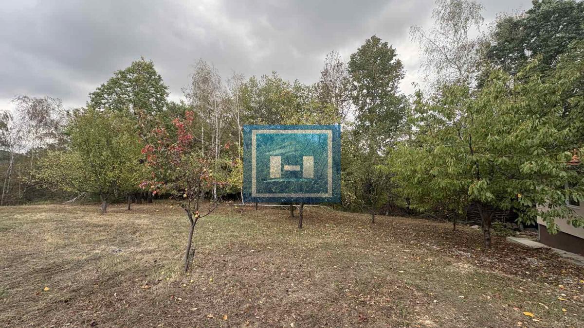 Crni Vrh – Prostrana parcela od 88,91 ari sa postojećim objektima i solarnim panelima