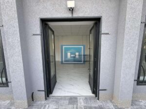 IZDAVANJE LOKALA 56 m² SA DVORIŠTEM OD 46 m² – KOMPLETNO RENOVIRAN