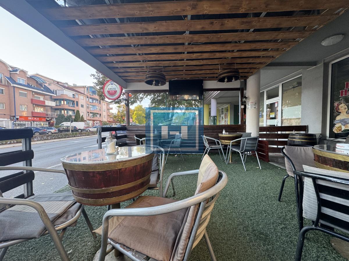 Razrađen lokal 42m2 sa baštom od 23m2